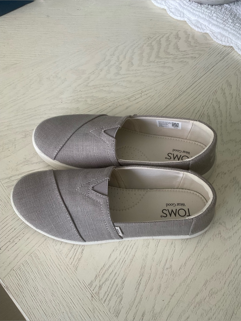 TOMS Slip-On Canvas Shoes in Gray Size 8.5